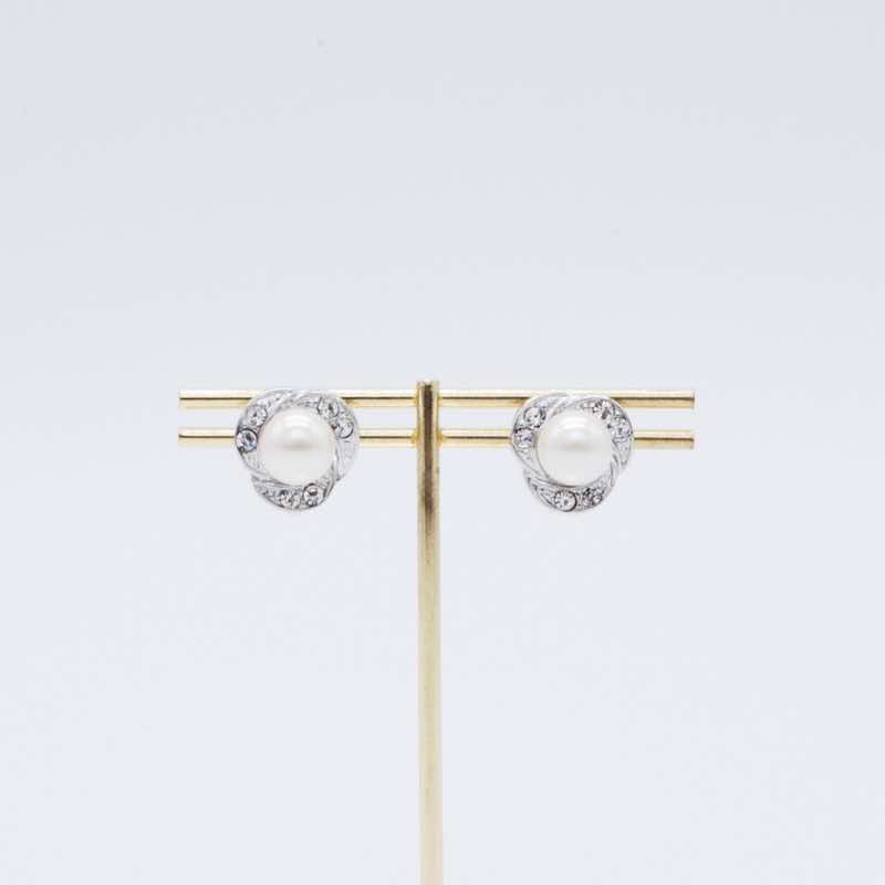 フラワーモチーフの一粒イヤリング