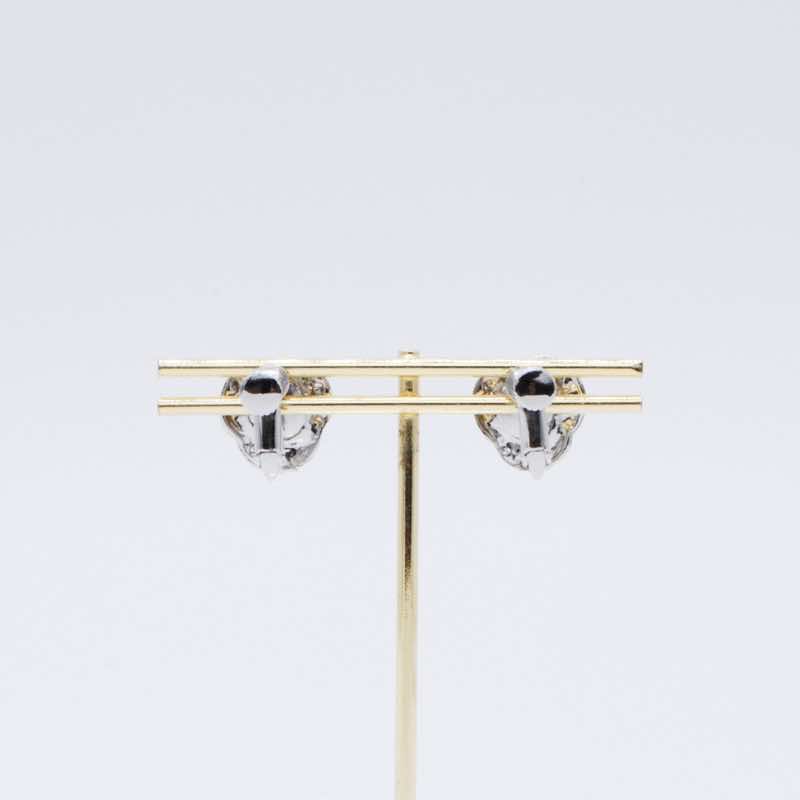 フラワーモチーフの一粒イヤリング