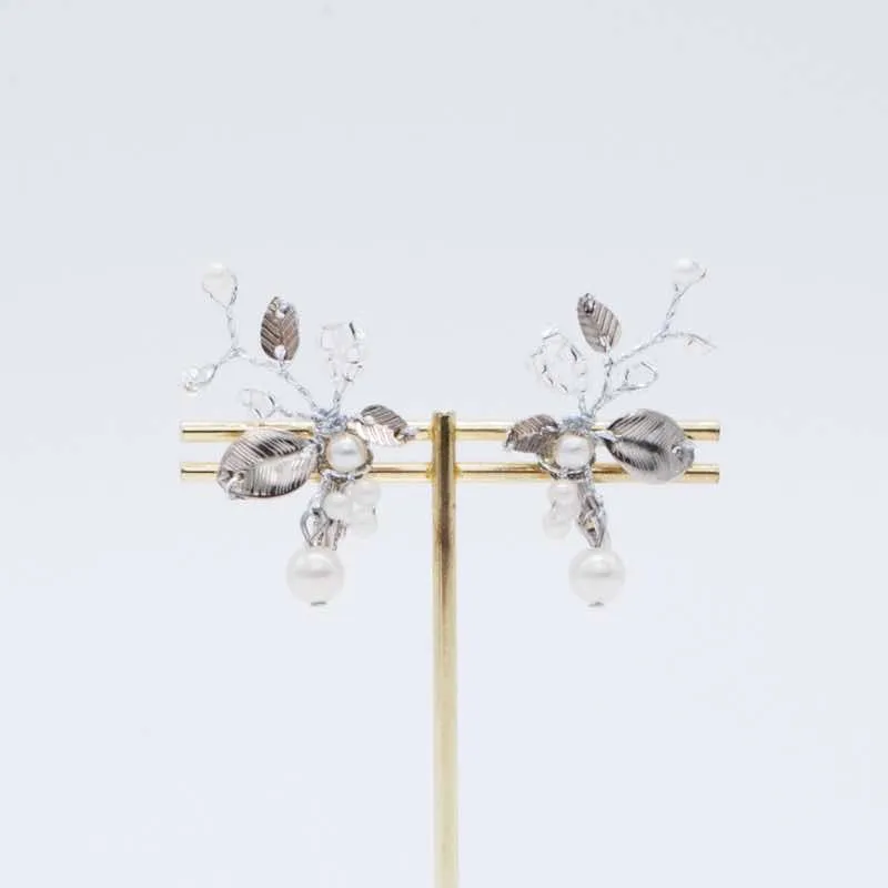 シルバーのメタルリーフイヤリング