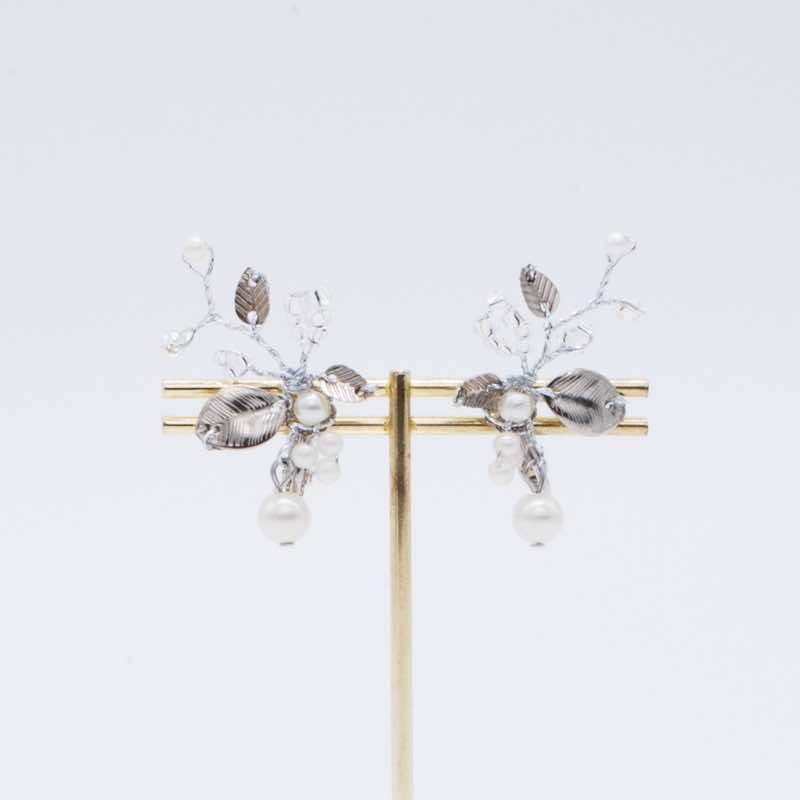 シルバーのメタルリーフイヤリング