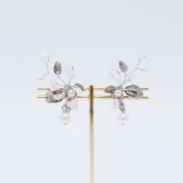 シルバーのメタルリーフイヤリング