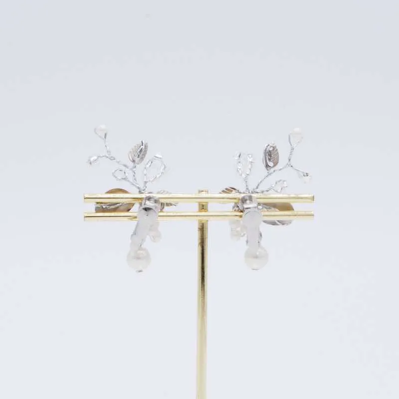 シルバーのメタルリーフイヤリング