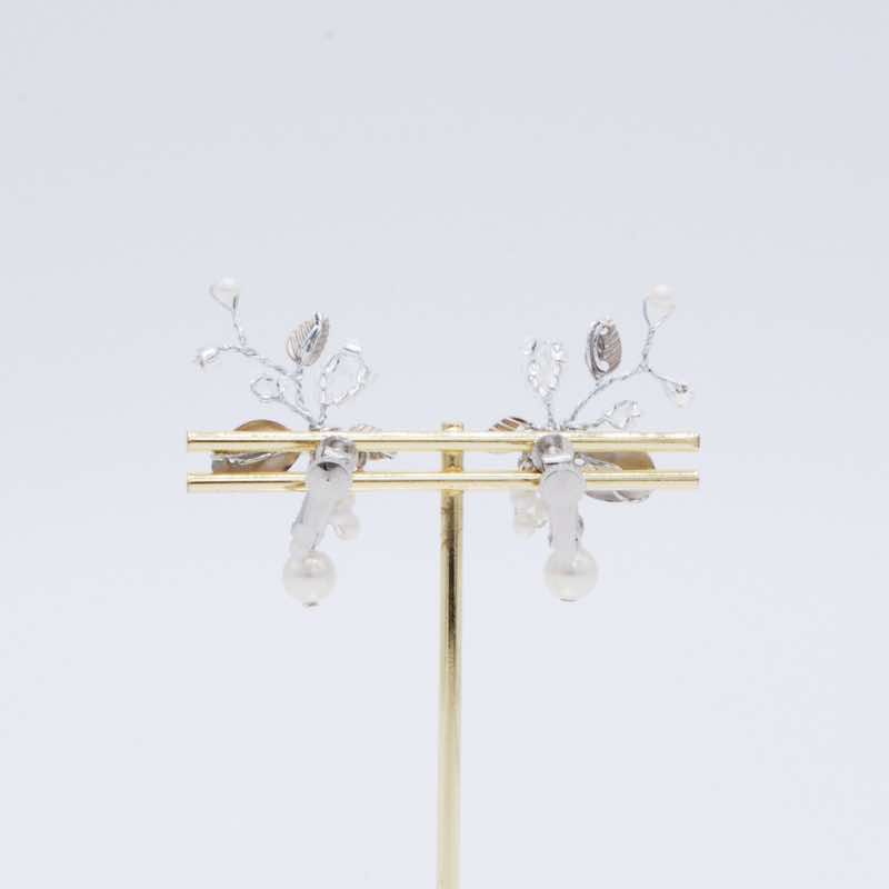 シルバーのメタルリーフイヤリング