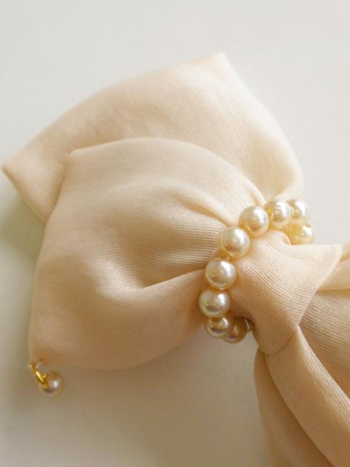 ベージュのダブルリボンパール付きバレッタ