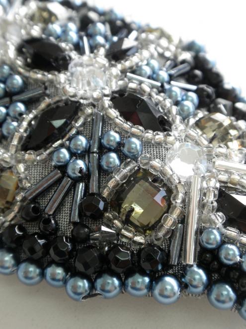 インディゴブルー×ブラックのビジューバレッタ