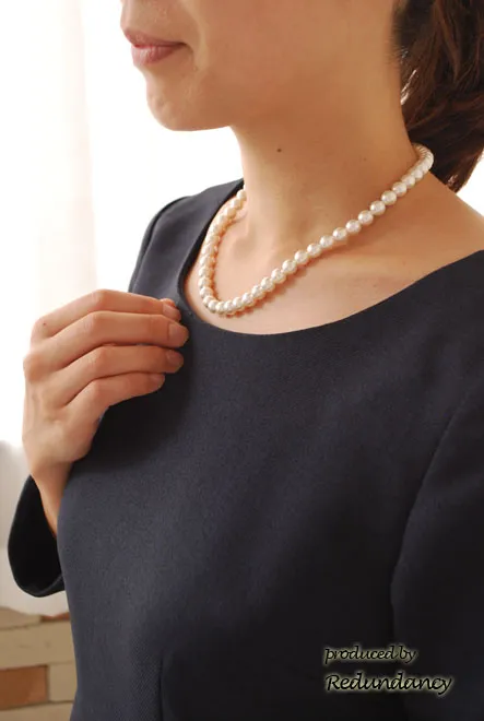 ネイビーのラウンドネックエレガントドレス