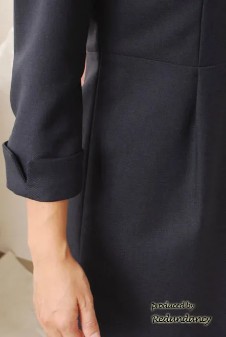 ネイビーのラウンドネックエレガントドレス