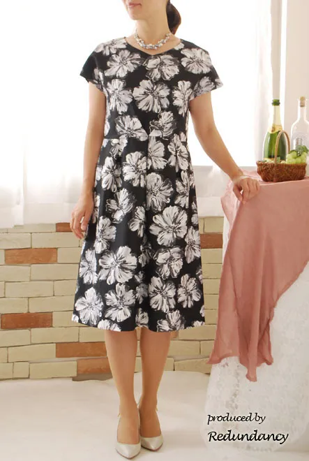 ブラックのシャンタンフラワーワンピース