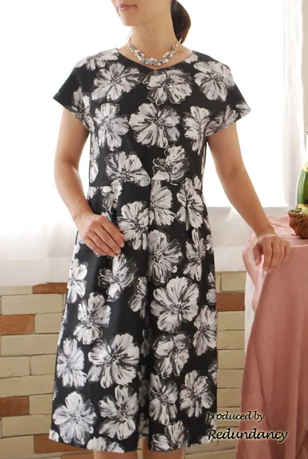 ブラックのシャンタンフラワーワンピース