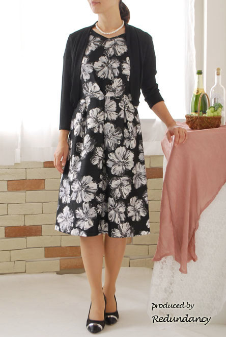 ブラックのシャンタンフラワーワンピース