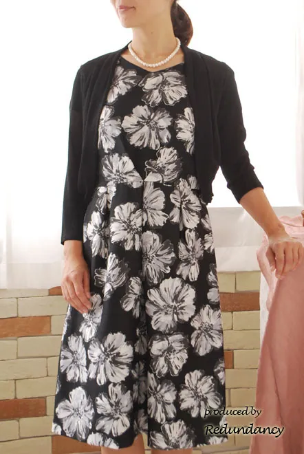 ブラックのシャンタンフラワーワンピース