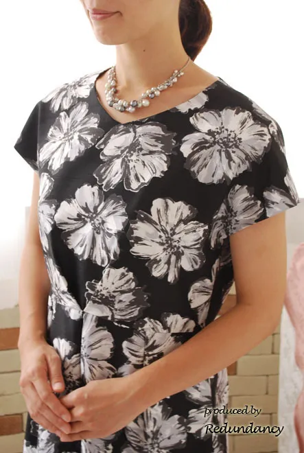 ブラックのシャンタンフラワーワンピース