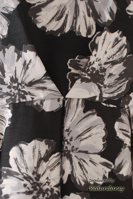 ブラックのシャンタンフラワーワンピース