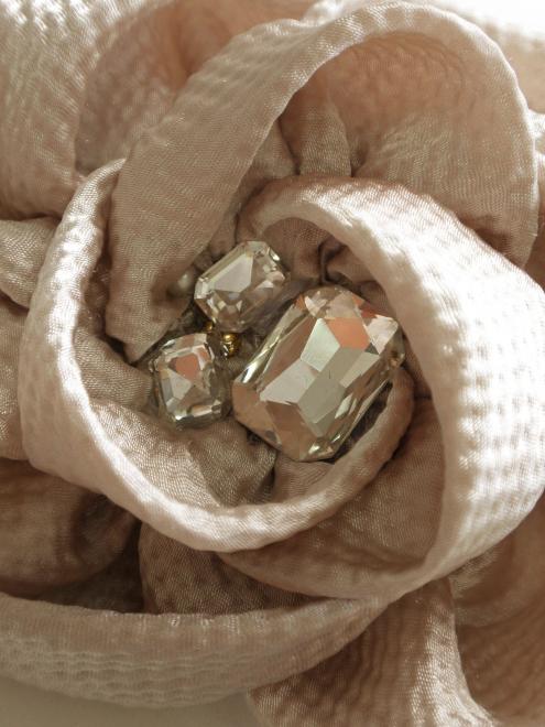 ライトベージュのフラワービジューコサージュ