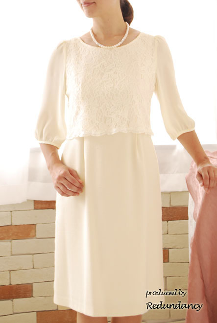 ライトベージュのシフォン袖レース切替ワンピース