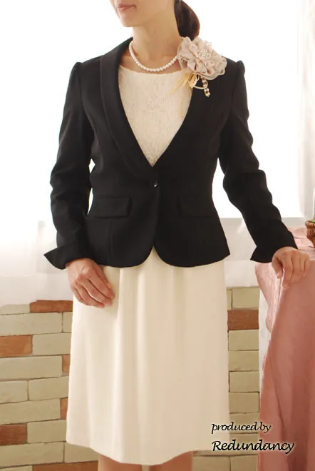 ライトベージュのシフォン袖レース切替ワンピース