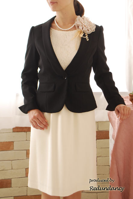 ライトベージュのシフォン袖レース切替ワンピース