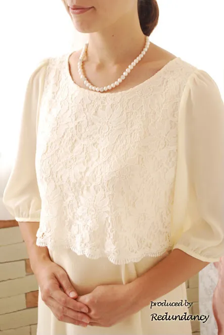 ライトベージュのシフォン袖レース切替ワンピース