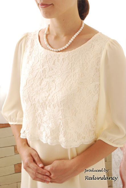 ライトベージュのシフォン袖レース切替ワンピース