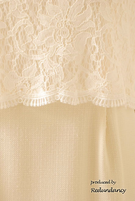 ライトベージュのシフォン袖レース切替ワンピース