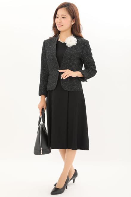 ブラックの七分袖ノーカラーツイードセレモニースーツセット