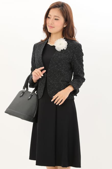 ブラックの七分袖ノーカラーツイードセレモニースーツセット