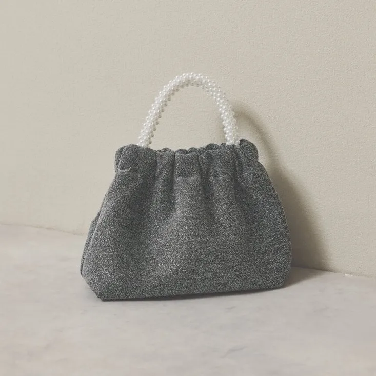 シルバーのパールハンドルバッグ