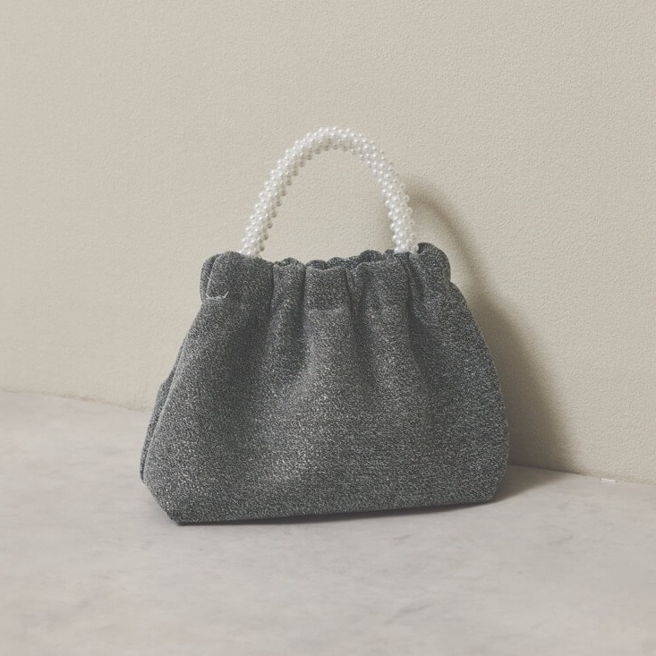 シルバーのパールハンドルバッグ