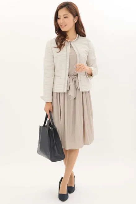 ベージュのツイード風プリーツセレモニースーツセット