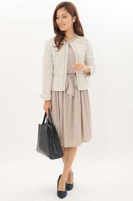 ベージュのツイード風プリーツセレモニースーツセット