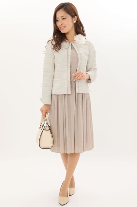 ベージュのツイード風プリーツセレモニースーツセット