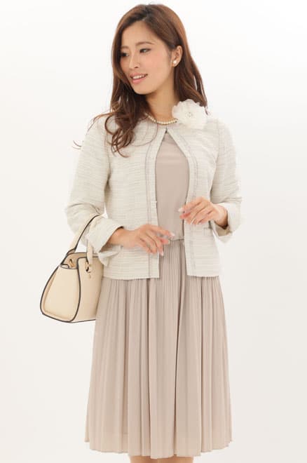 ベージュのツイード風プリーツセレモニースーツセット