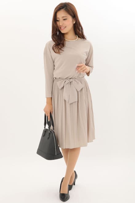 ベージュのツイード風プリーツセレモニースーツセット