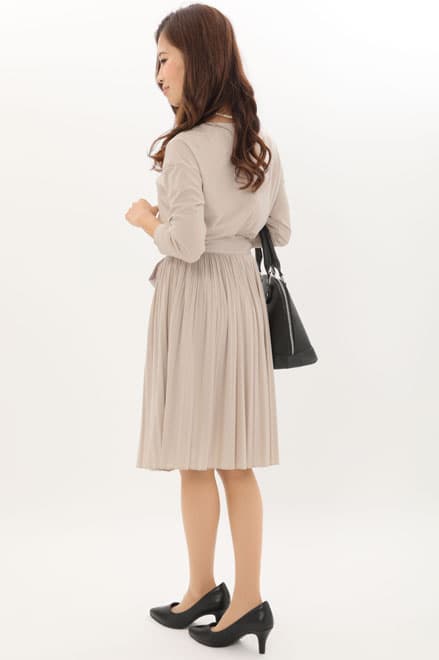 ベージュのツイード風プリーツセレモニースーツセット