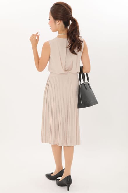 ピンクのプリーツミディ丈セレモニースーツセット