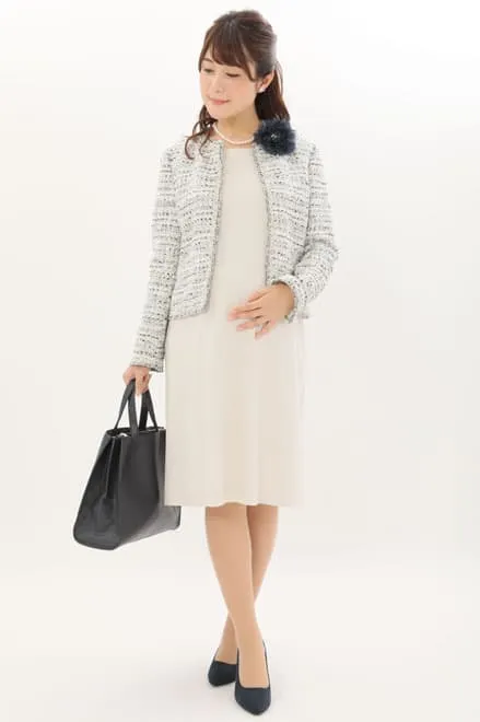 ホワイトグレーの授乳口付きセレモニースーツセット