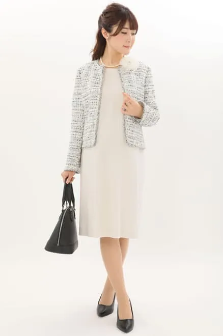 ホワイトグレーの授乳口付きセレモニースーツセット