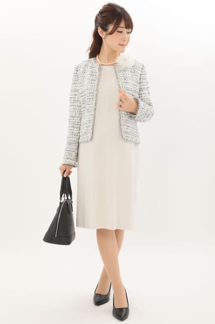 ホワイトグレーの授乳口付きセレモニースーツセット