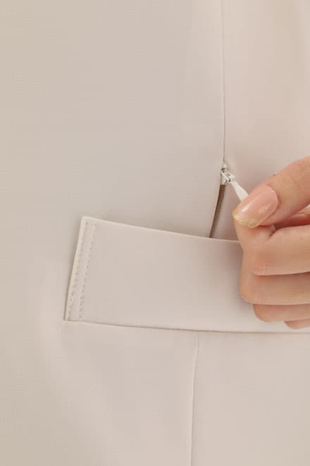 ホワイトグレーの授乳口付きセレモニースーツセット