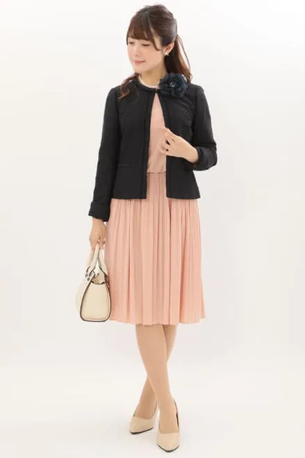 ピンクベージュの長袖プリーツセレモニースーツセット