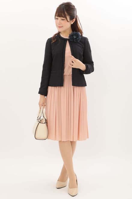 ピンクベージュの長袖プリーツセレモニースーツセット