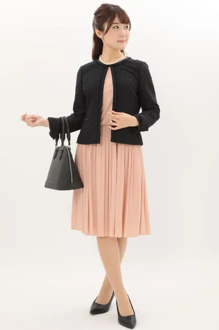 ピンクベージュの長袖プリーツセレモニースーツセット