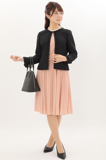 ピンクベージュの長袖プリーツセレモニースーツセット