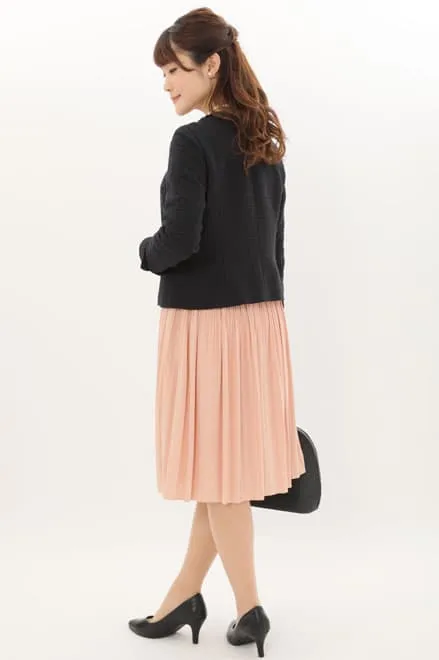 ピンクベージュの長袖プリーツセレモニースーツセット