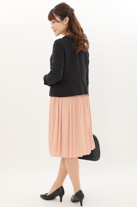 ピンクベージュの長袖プリーツセレモニースーツセット