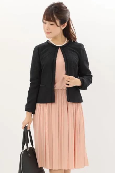 ピンクベージュの長袖プリーツセレモニースーツセット