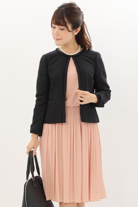ピンクベージュの長袖プリーツセレモニースーツセット