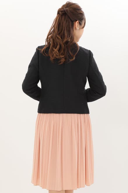 ピンクベージュの長袖プリーツセレモニースーツセット