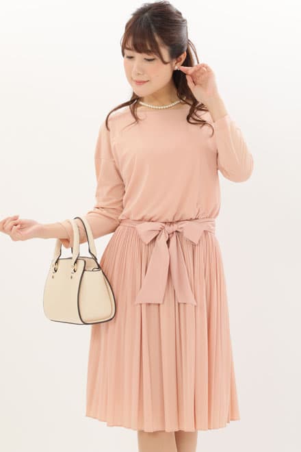 ピンクベージュの長袖プリーツセレモニースーツセット