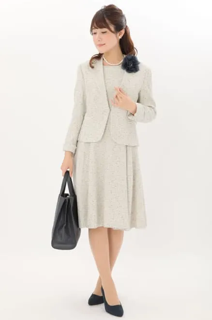 オフホワイトのツイードノーカラーセレモニースーツセット